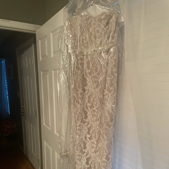 Wedding dress - Picture 2 of 12